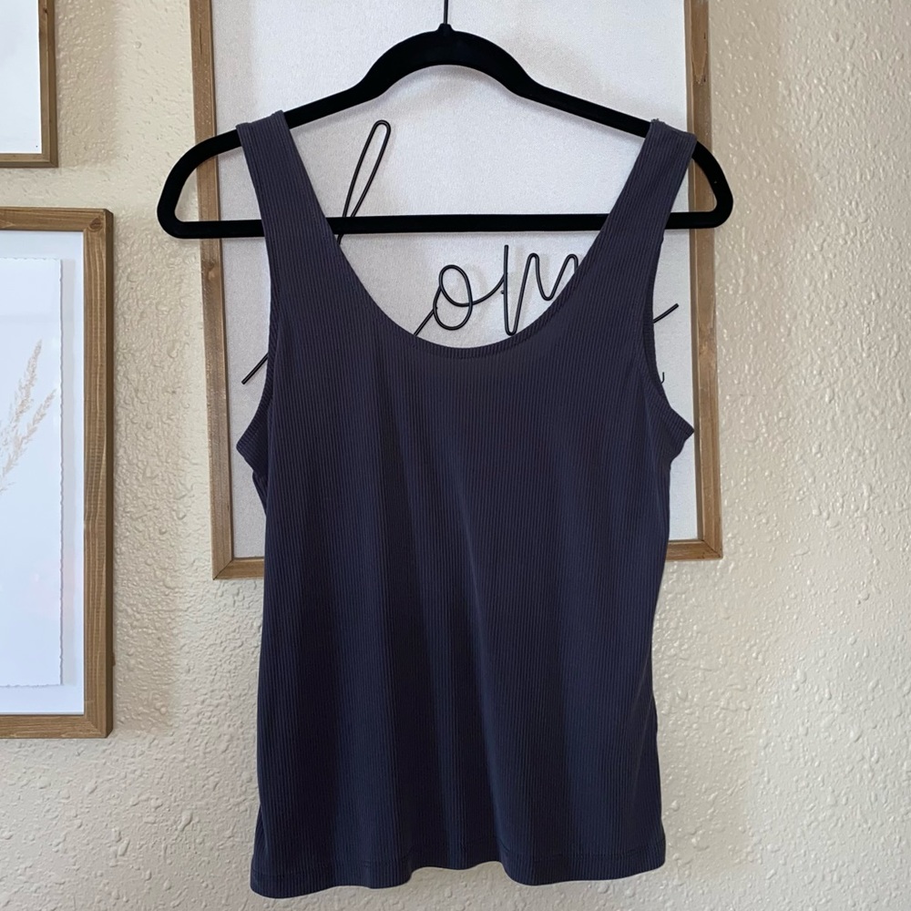 Ribbed tank top.
